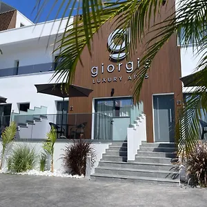 https://giorgis-luxury-apartments.hotelsatayianapa.com
